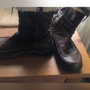 Ladies UGG Boots. Fur lining. Side zip.